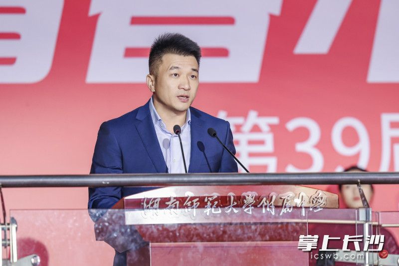 师大附中副校长廖强向学生们阐述何为体育精神。