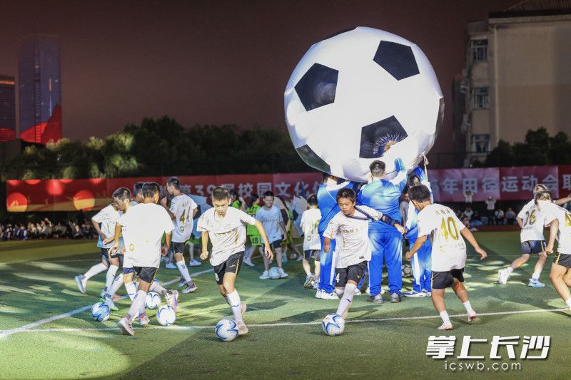 七年级学生带来《绿荫畅想》，展现无限活力。