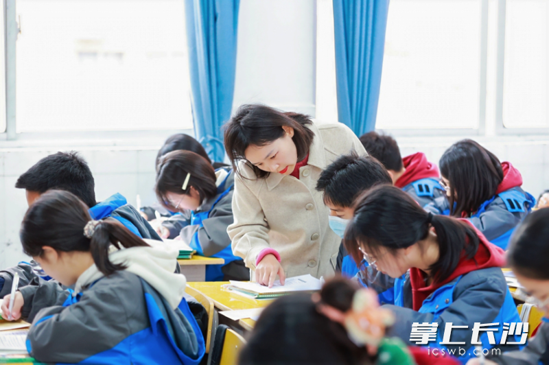 湖南师大附中学科教师走进张家界市民族中学课堂。均为学校供图